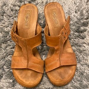 Sketchers sandals -tan